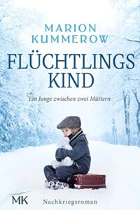 Titelbild von Marion Kummerows Roman Flüchtingskind mit einem kleinen Jungen, der in einer Schneelandschaft alleine auf einem Koffer sitzt