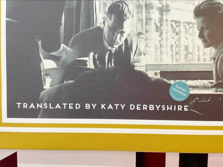 Ausschnitt des Covers eines von Katy Derbyshire übersetzten Romans mit einem Sticker vom VDÜ, auf dem "human translator" steht